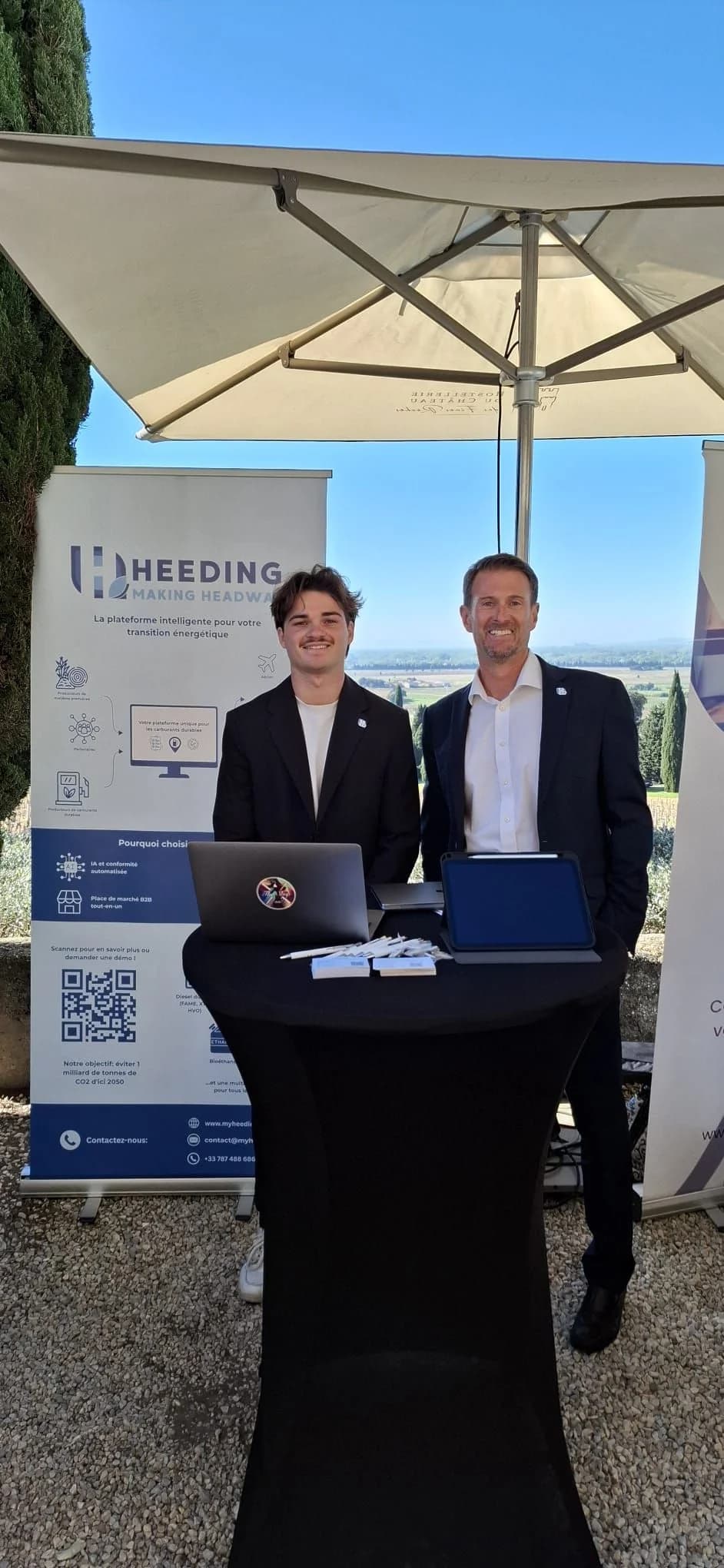 Les cofondateurs de Heeding sur le stand d’un salon
