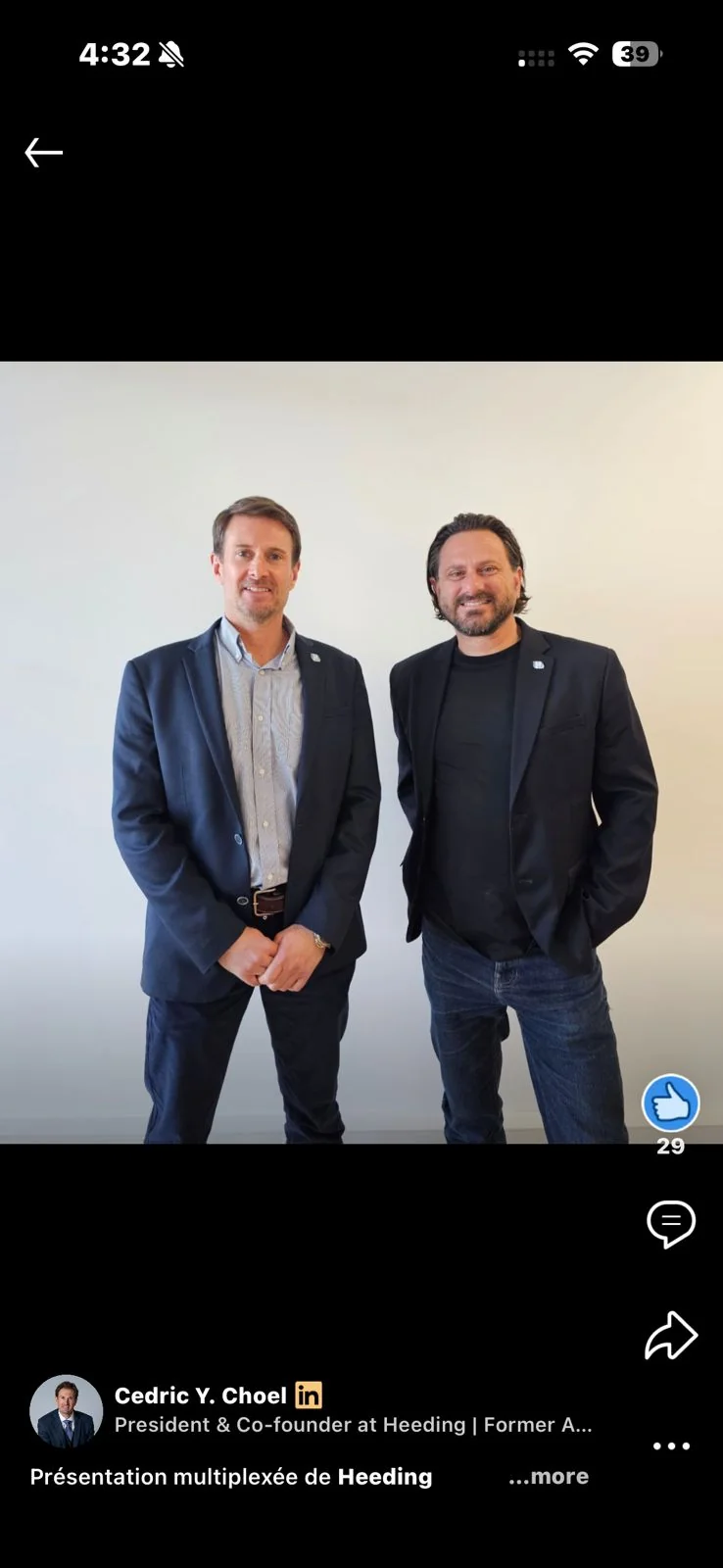 Les cofondateurs de Heeding en tenue professionnelle